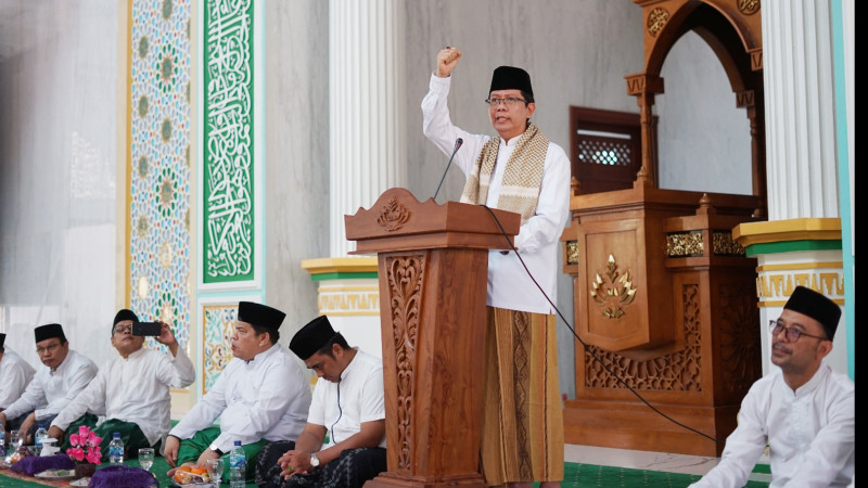 Rektor UIN RIL Prof Wan Jamaluddin saat menegaskan peran santri sangat penting dalam sambutannya di acara Istighosah Kubro