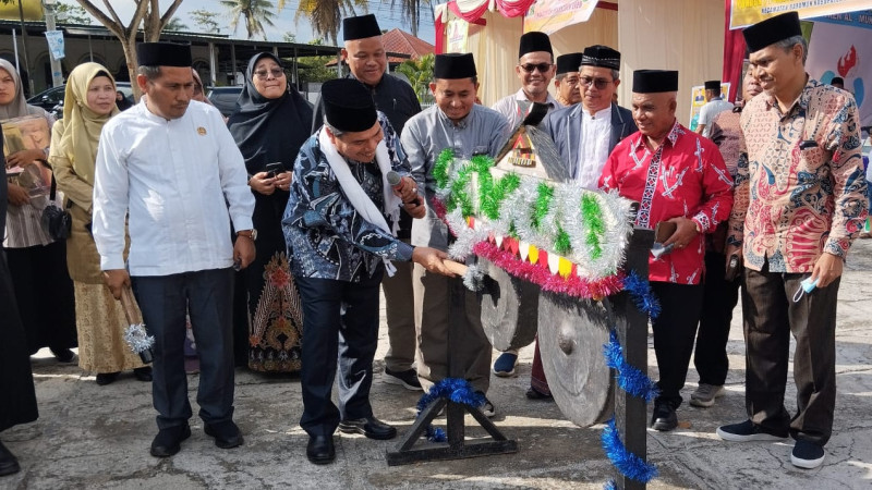 Rektor UIN Syahada Padangsdimpuan saat membuka Expo Kemandirian Pesantren