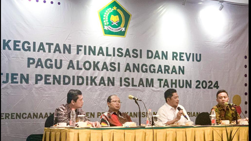 Direktur Jenderal Pendidikan Islam, M. Ali Ramdhani saat memberikan arahan