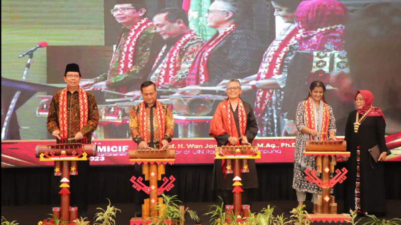Pemukulan Cetik Lampung menandai dibukanya perhelatan RIMICIF oleh Rektor Prof Wan Jamaluddin, Dr Senen Mustaqim, Rosana Isa, Dr Noorjeha