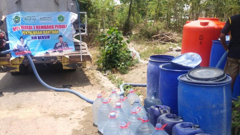 Atasi Krisis Air, MTsN 1 Rembang Salurkan Bantuan 80.000 Liter Air Bersih di Sejumlah Desa