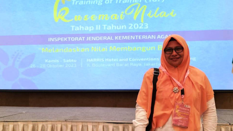 Ketua Dharma Wanita Persatuan (DWP) UIN Ar-Raniry Banda Aceh Sofiatuddin Syah, SE Ak
