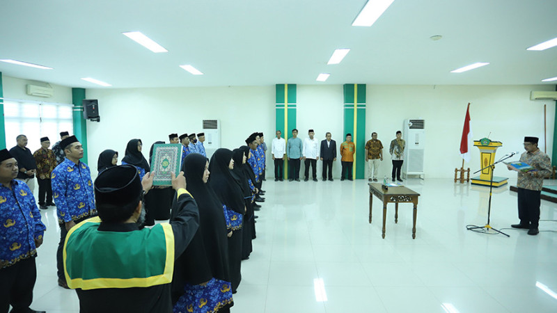 Sebanyak 18 orang pegawai dilantik dan diambil sumpah sebagai pegawai jabatan fungsional dosen di lingkungan UIN Ar-Raniry Banda Aceh