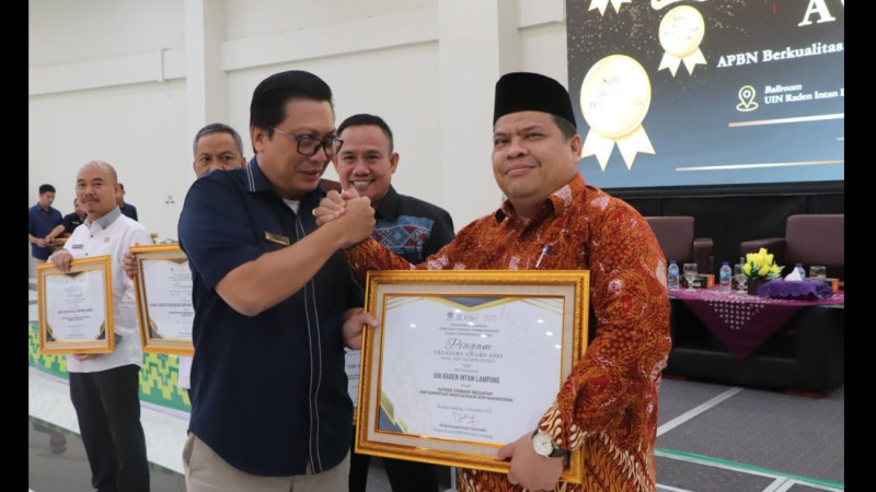 Penyerahan penghargaan dari DJPb Provinsi Lampung oleh WR II Dr Safari Daud MSosI