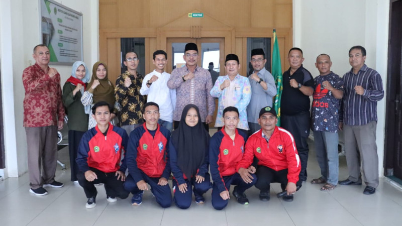 Kontingen Mahasiswa IAIN Langsa bersama dengan Rektor IAIN Langsa (Tengah).