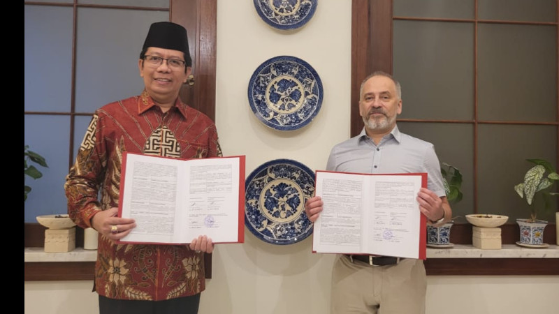 Rektor UIN RIL Prof Wan Jamaluddin dan Prof Dr Artem Yu Rykun usai penandatanganan MoU