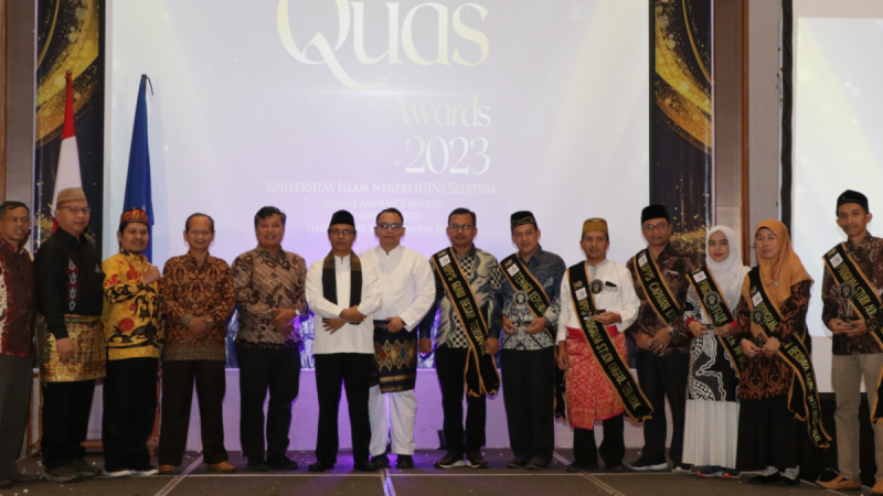 Para pemenang Nominasi QUAS Award 2023 berfoto dengan Wakil Rektor Bidang Akademik dan Pengembangan Kelembagaan