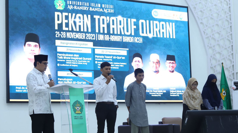 Rektor UIN Ar-Raniry Prof Dr Mujiburrahman MAg menguji hafalan Al-Qur’an peserta pada Kegiatan Pekan Ta’aruf Qurani yang berlangsung di Au