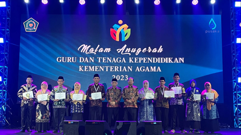 Foto Bersama, Sesditjen Pendidikan Islam dan Direktur PAI bersama sepuluh guru PAI penerima anugerah GTK Kemenag