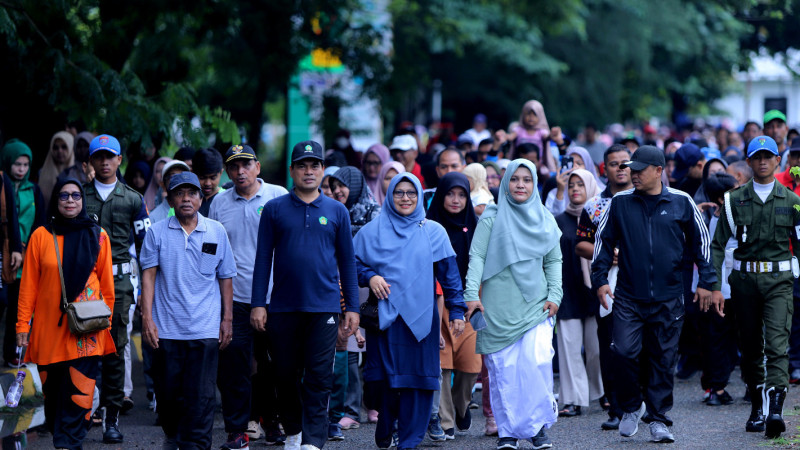 Rektor UIN Ar-Raniry beserta Ketua DWP UIN Ar-Raniry Banda Aceh Sofiatuddin Syah mengikuti jalan sehat