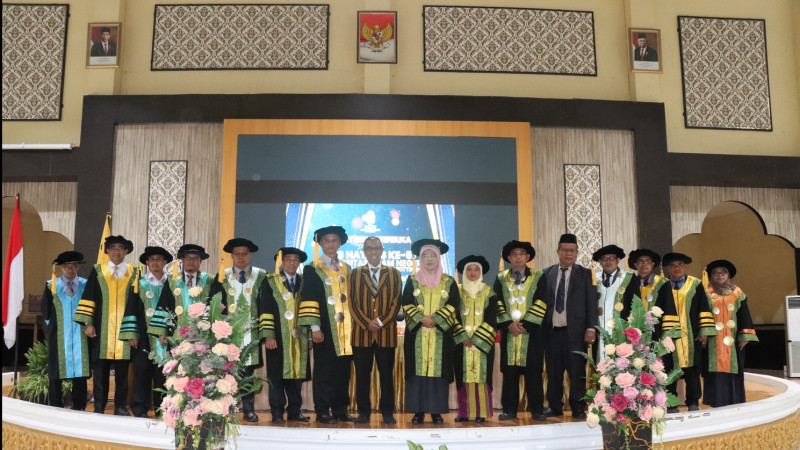 Foto Bersama Senat UIN Bukititnggi dengan Narasumber, Nur Syam, pada puncak perayaan Dies Natalis ke-57