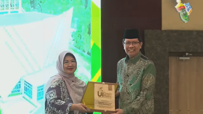 Rektor Prof H Wan Jamaluddin Z MAg PhD saat terima penghargaan dari Prof Dr Ir Riri Fitri Sari MM MSc