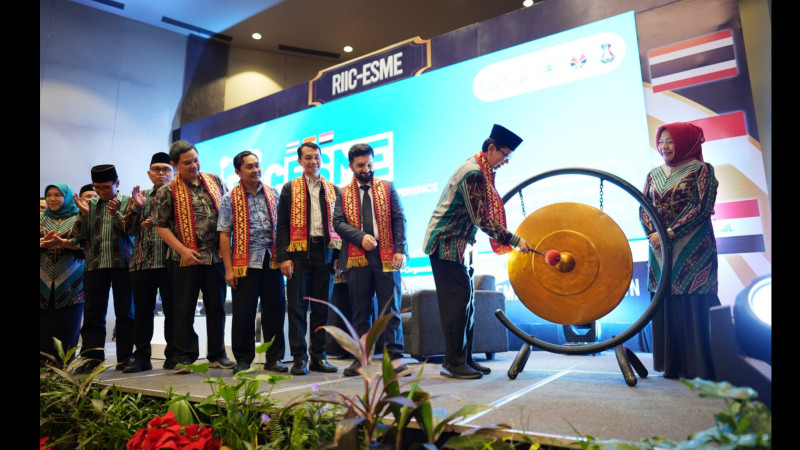 Rektor UIN RIL membuka RIIC-ESME secara simbolik dengan pemukulan gong