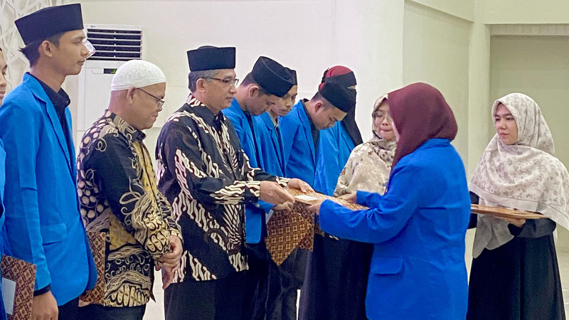 Prosesi Penyerahan Ijazah tanda kelulusan Ma'had Jami'ah Ar-Raniry Banda Aceh oleh Warek II Prof Khairuddin kepada mahasiswa.