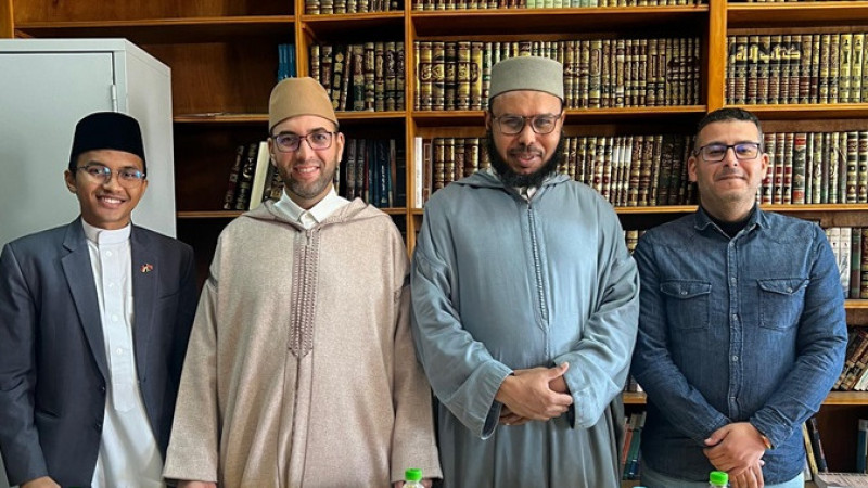 dari kiri ke kanan) Tgk. Asyraf Muntazhar, Dr. Abdessalam Rhiwi, Prof. Dr. Abdel Mun’im Kriker, Dr. Muhammad El Maroufi usai sidang tesis (Sumbe