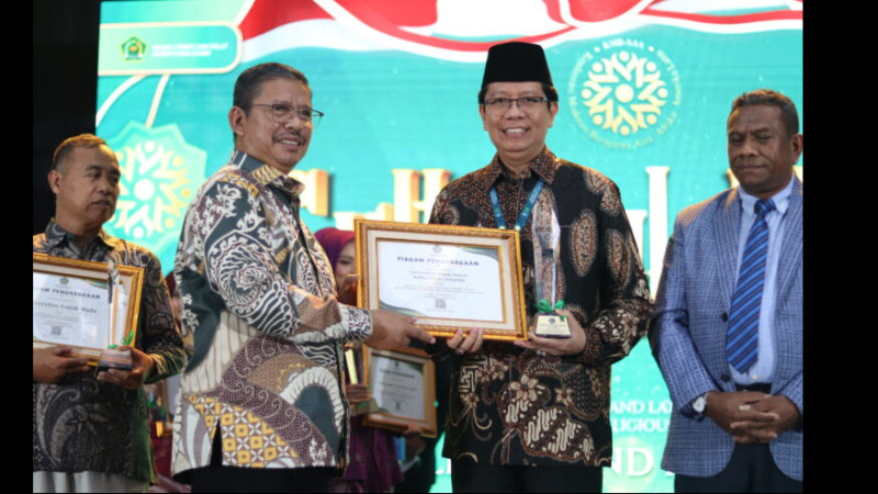 Rektor UIN RIL Prof Wan Jamaluddin saat menerima penghargaan PTKN Paling Responsif dalam Penguatan Moderasi Beragama oleh Kepala Balitbang dan Diklat,
