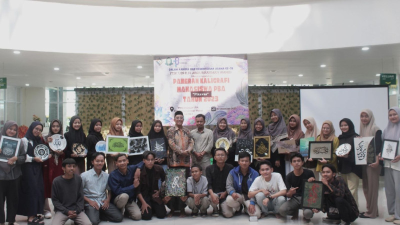 Mahasiswa Pendidikan Bahasa Arab UIN K.H. Abdurrahman Wahid Pekalongan pasca selenggarakan pameran kaligrafi