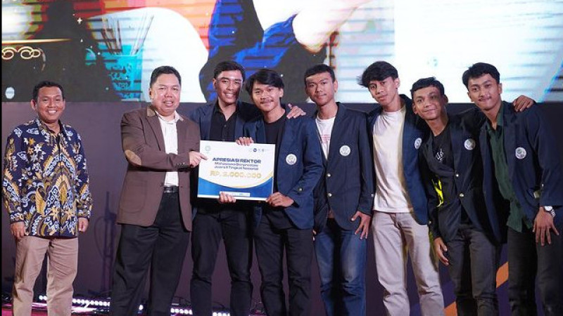 Pimpinan UIN Bandung melakukan foto bersama dengan mahasiswa berprestasi tingkat nasional dan internasional