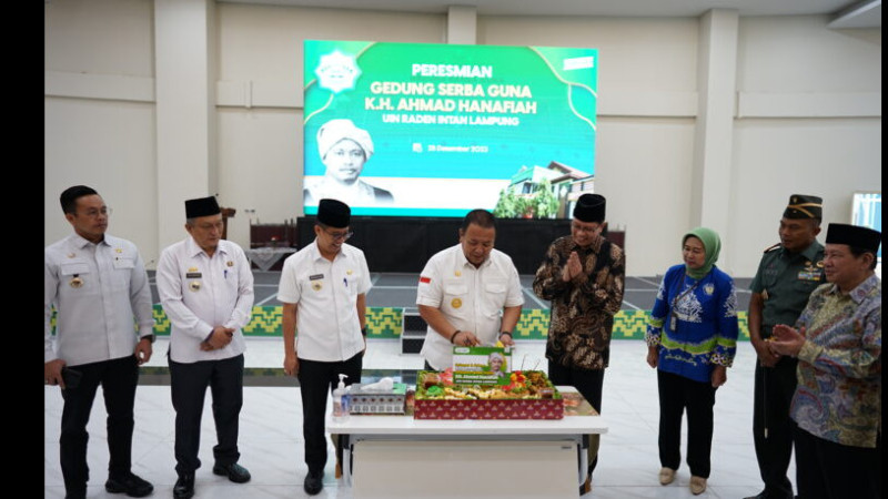 Pemotongan tumpeng oleh Gubernur Lampung, Arinal Djunaidi usai peresmian GSG K.H. Ahmad Hanafiah UIN Raden Intan Lampung.