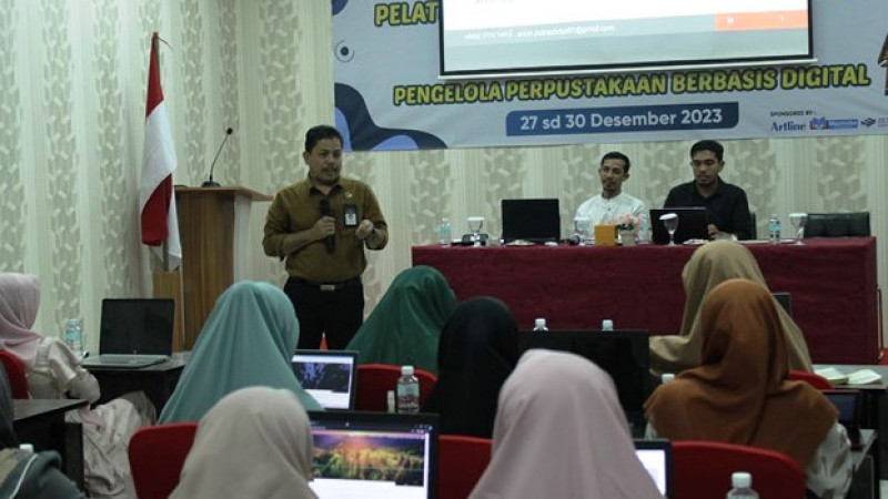Ketua PD IPI Aceh Nazaruddin, M.LIS., PhD sedang memberikan materi