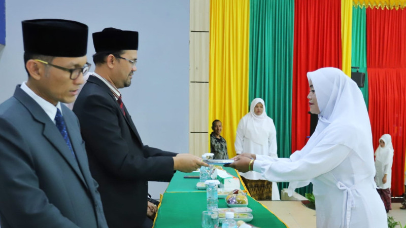 Wakil Rektor I UIN Ar-Raniry, Prof Muhammad Yasir Yusuf menyerahkan Surat Kelulusan kepada Peserta PPG UIN Ar-Raniry Banda Aceh
