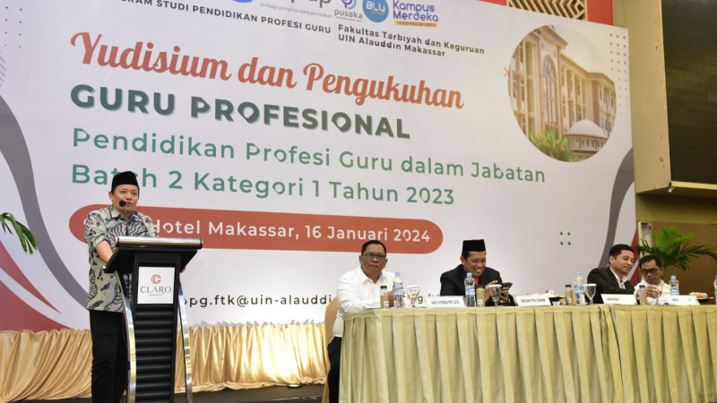 Direktur KSKK Madrasah memberi sambutan dalam yudisium mahasiswa UIN Alaudin Makassar.