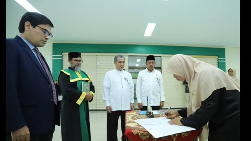 Prosesi pelantikan dan pengambilan sumpah jabatan dipimpin oleh Rektor UIN Ar-Raniry, Mujiburrahman