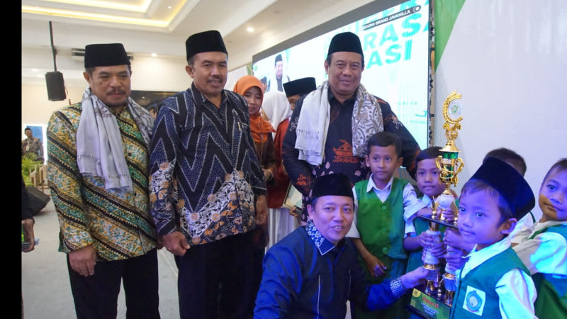 Direktur KSKK Madrasah & Kakanwil Kemenag Jatim Berikan Penghargaan AMI Kabupaten Tuban