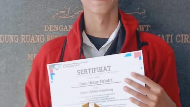 Ibnu Umar Fahdri, mahasiswa IAIN Cirebon juara pada ajang LIMNAS.