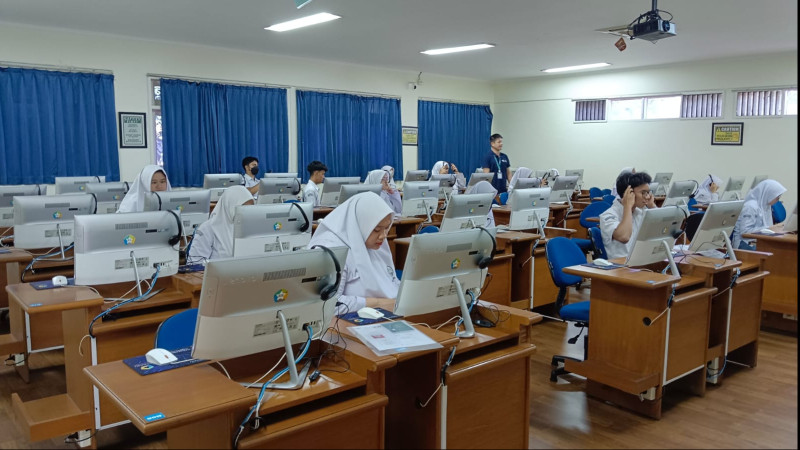 Siswa MAN 4 Jakarta saat melaksanakan ujian Bahasa Mandarin
