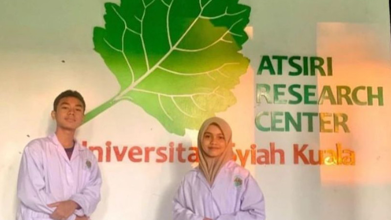 Peneliti muda Razita Naila dan Aditya yang merupakan pelajar di MTsN 1 Banda Aceh