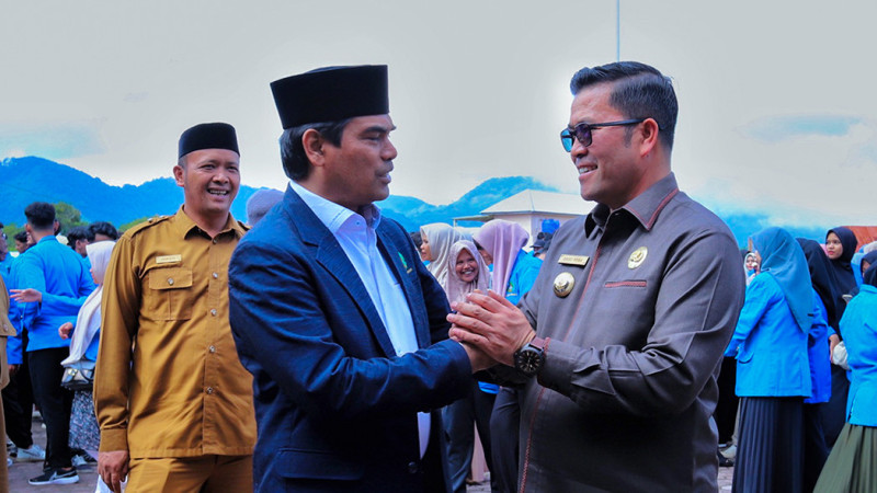 Rektor UIN Ar-Raniry Mujiburrahman bersama Pj Bupati Bener Meriah - Aceh saat Penyerahan Peserta KPM Sinergi Membangun Kampung Qurani