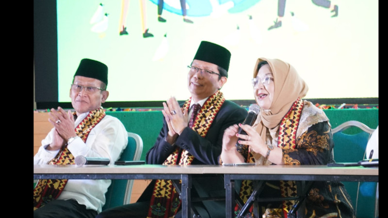 (kia-ka) Prof Dr KH Moh Mukri MAg, Prof H Wan Jamaluddin PhD, dan Prof Dr Ir Riri Fitri Sari MM MSc pada saat Raker 2024 UIN RIL