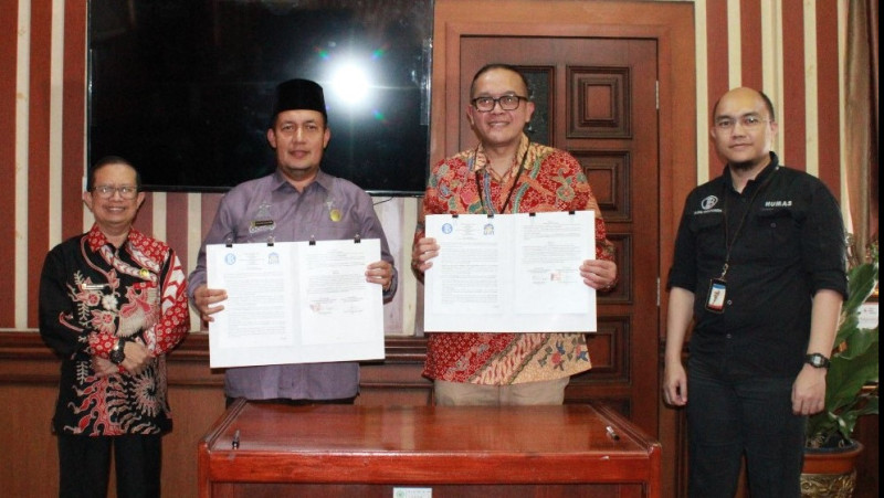 Rektor UIN Mahmud Yunus Batusangkar Bersama Direktur Bank Indonesia Setelah MoU