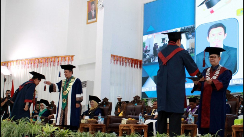 Rektor UIN Mahmud Yunus Batusangkar Lantik 943 Orang wisudawan