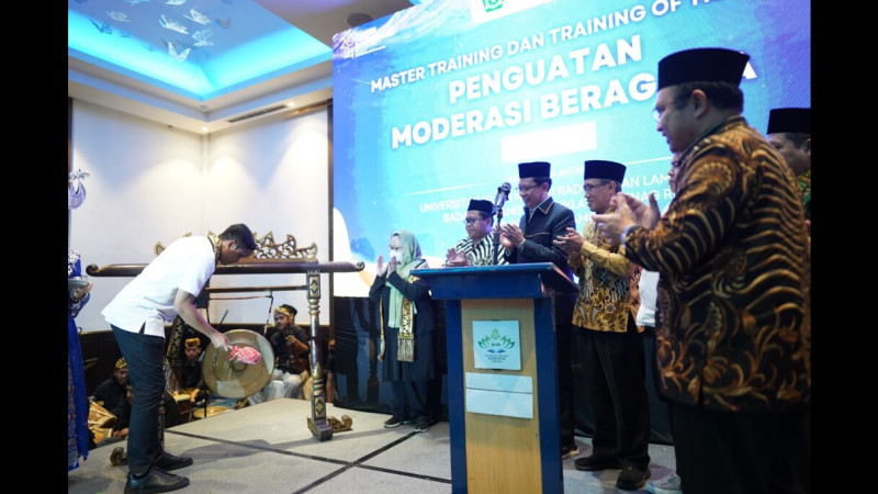 Pemukulan gong oleh Stafus Menag menandai dibukanya kegiatan Master Training dan ToT Penguatan Moderasi Beragama UIN Raden Intan Lampung