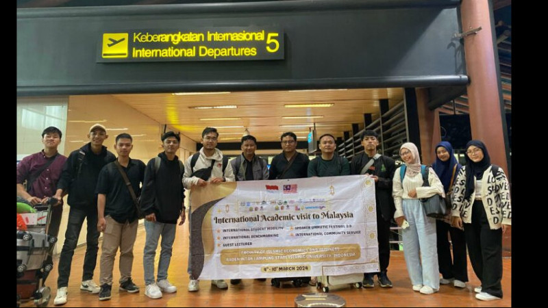 9 mahasiswa disertai 3 dosen FEBI UIN RIL sesaat sebelum keberangkatan menuju Malaysia.