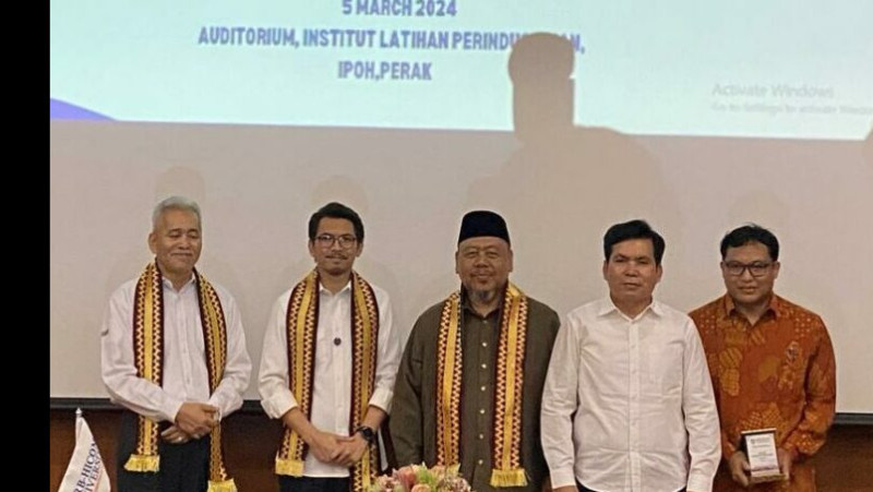 Dekan FEBI (dua dari kanan) Prof Tulus Suryanto didampingi Wakil Dekan III FEBI Dr Wahyu Iryana