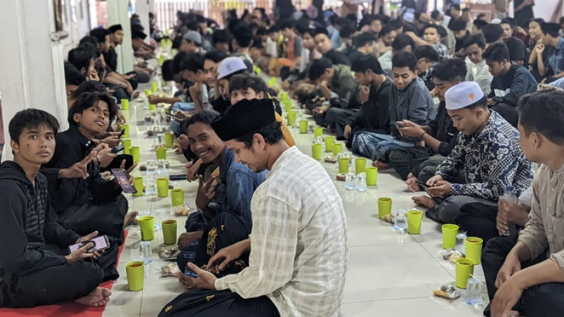 Suasana berbuka puasa bersama di Masjid Fathun Qarib UIN Ar-Raniry Banda Aceh pada hari pertama puasa, Selasa (12/3/2023).