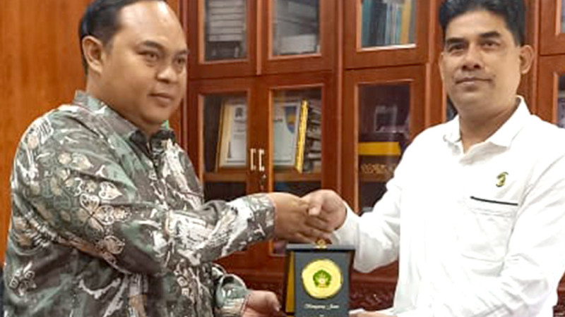 Dekan Fisip Muji Mulia menyerahkan cinderamata kepada Sekda Aceh Jaya T Reza Fahlevi