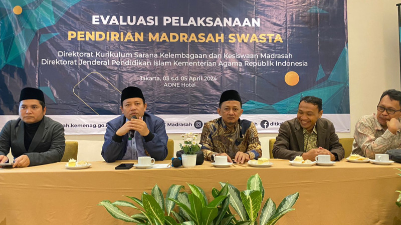 Direktur KSKK Madrasah, Sidik Sisdiyanto beserta jajarannya pada kegiatan Evaluasi Pelaksanaan Pendirian Madrasah Swasta (4/4)
