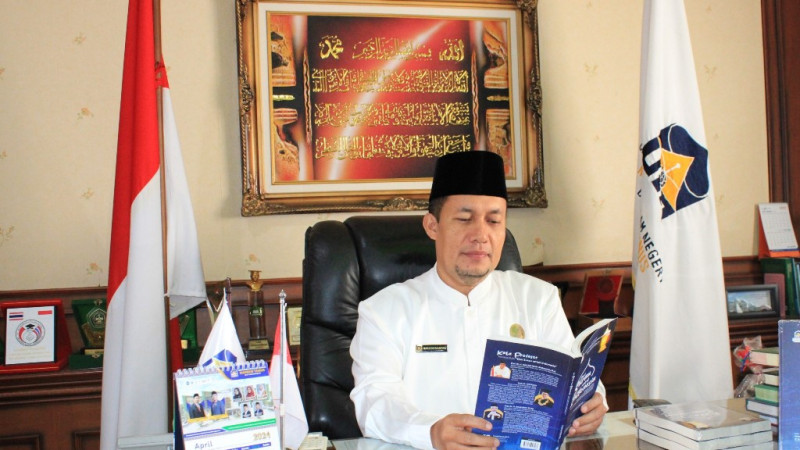 Prof. Dr. Marjoni Imamora, M.Sc Rektor UIN Mahmud Yunus Batusangkar