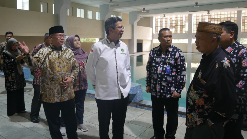 Irjen Kemenag Faisal saat mengunjungi MAN 4 Jakarta Selatan