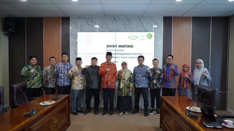 Foto bersama Rektor, Wakil Rektor II, Kepala Biro, Ketua SPI, Tim SPI dengan Tim Itjen Kemenag RI