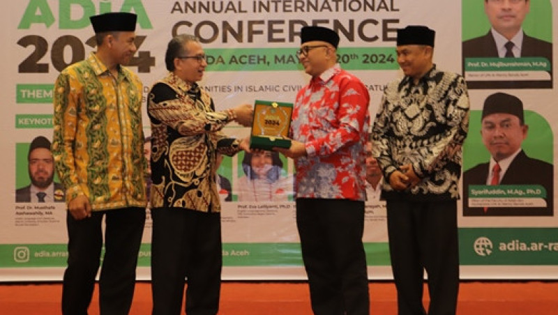Wakil Rektor II UIN Ar-Raniry Banda Aceh Khairuddin menyerahkan plakat kepada Sekretaris Balitbang dan Diklat Kemenag RI, M. Arskal Salim GP, yang men