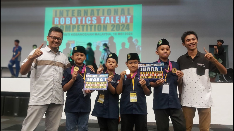 Dua Tim Robotika MIN 2 Kota Madiun yang berhasil meraih Juara 1 International Robotics Talent Competition 2024 di Malaysia