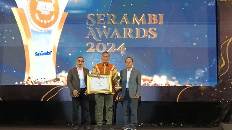 Rektor Institut Agama Islam Negeri (IAIN) Langsa Ismail Fahmi Arauf Nasution, menerima penghargaan Serambi Awards tahun 2024.