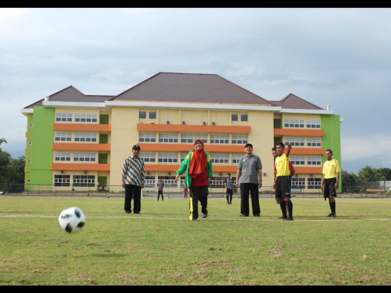Siti Maryam Rektor IAIN Ponorogo Resmikan Lapangan Bola