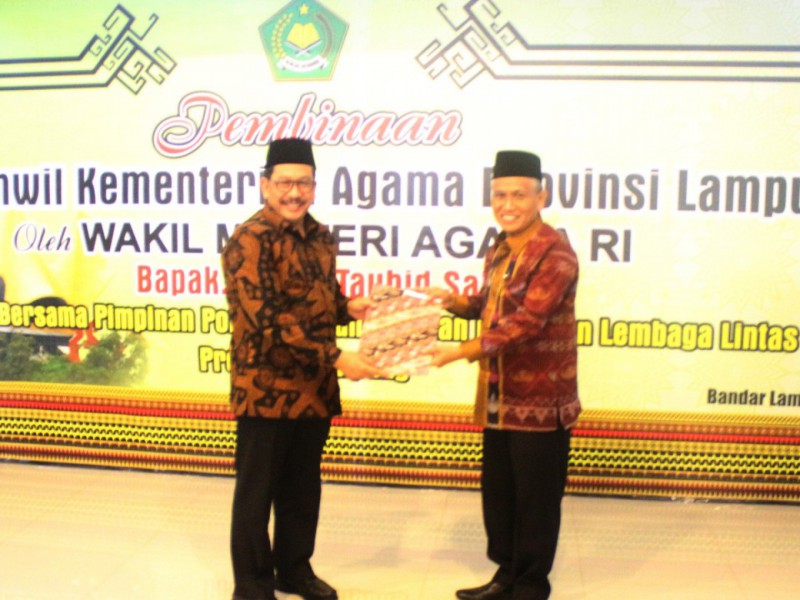 Wamenag Serahkan KMA Pendirian MAN IC Lampung Timur
