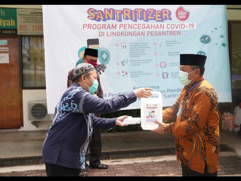 Kemenag  Serahkan Bantuan Hand Sanitizer ke Pondok Pesantren